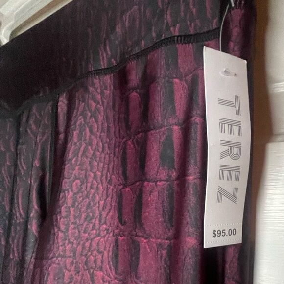 NWTs Terez Crocodile Legginga   - Picture 5 of 6